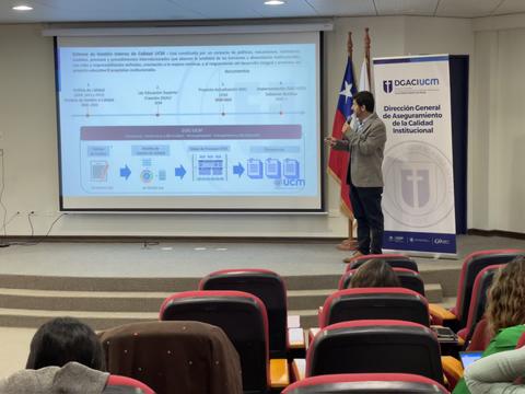 Un expositor presenta información sobre calidad institucional en un seminario en Chile.