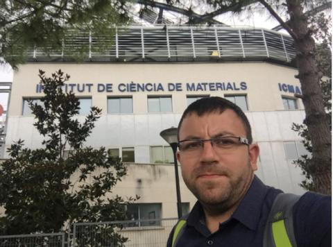 Un hombre se toma una selfie frente al Institut de Ciència de Materials.