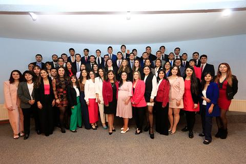 Un grupo grande de personas posando juntas en un evento formal.