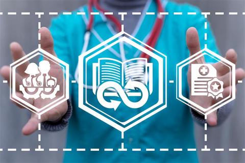 La imagen muestra a una persona con un estetoscopio, enfocándose en íconos que representan la educación y la formación en el campo de la salud.