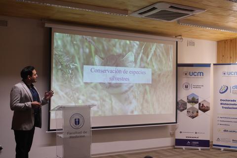 Presentación sobre la conservación de especies silvestres en la Facultad de Medicina.