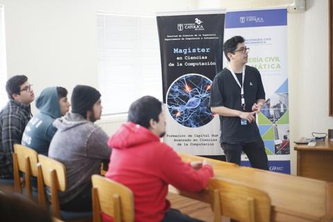 Un grupo de estudiantes escucha a un presentador durante un seminario en una sala de clases.