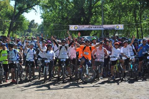 Un grupo de ciclistas en la línea de salida listos para una carrera.