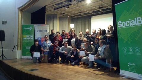Un grupo de personas posando en un escenario durante un evento de entrega de certificados.