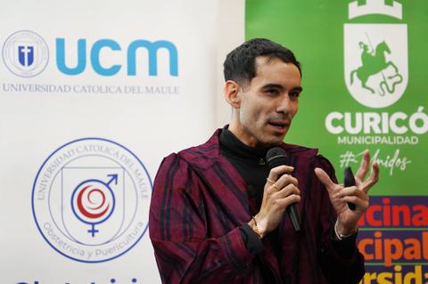 Un expositor hablando con mucha pasión en un evento oficial.