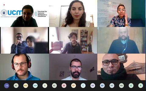 Una videoconferencia con varios participantes en una cuadrícula, algunos de ellos en entornos domésticos.