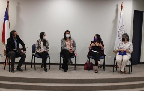 Un panel de mujeres discutiendo en un evento en Chile.