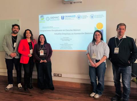 Un grupo de profesionales participando en una presentación sobre integración de ciencias básicas en la formación docente.