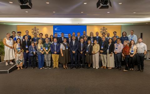 Un grupo variado de personas posando en un evento formal en Chile.