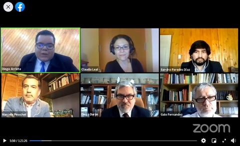 Seis personas participan en una videoconferencia formal en un entorno profesional.