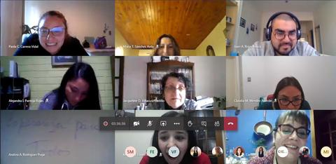 Un grupo de personas sonríen mientras participan en una videoconferencia.