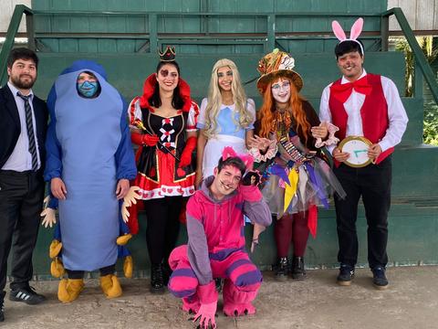 Un grupo de personas disfrazadas de personajes de cuentos en un evento festivo.