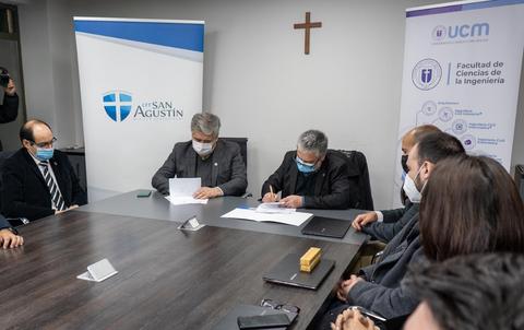 Reunión formal en la que se firma un convenio entre instituciones educativas.