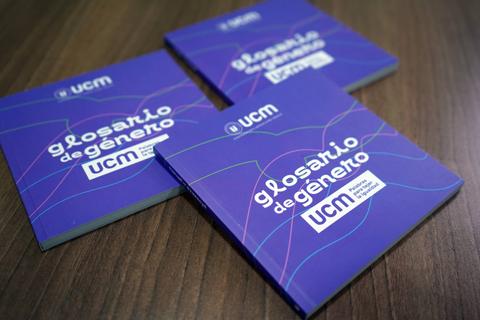 Un conjunto de libros sobre un glosario de género con diseño colorido.