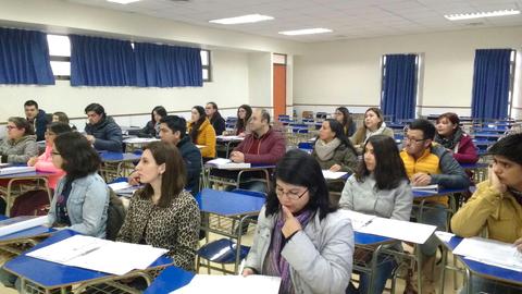 Un grupo de estudiantes sentados en un aula durante una clase.