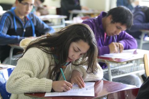 Un grupo de estudiantes realizando un examen en un aula.
