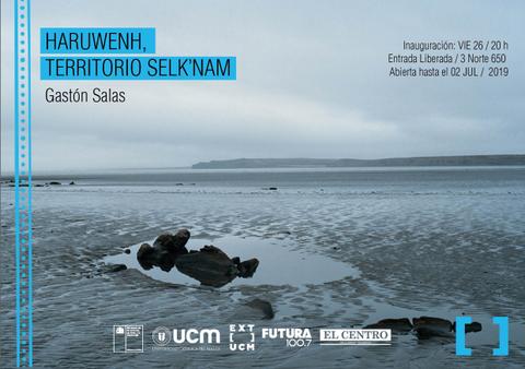 Una imagen que presenta el paisaje costero de Territorio Selk'nam, con aguas tranquilas y un cielo nublado.