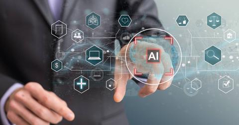 Un hombre de traje interactúa con íconos digitales relacionados con la inteligencia artificial.
