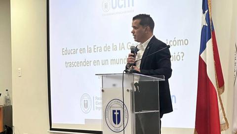 Un hombre está dando una charla sobre educación y tecnología en un evento en Chile.