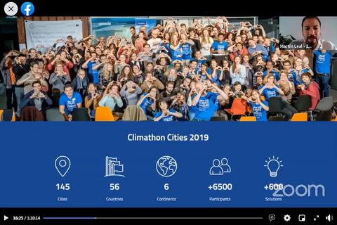 Grupo de personas sonriendo y haciendo gestos con las manos en un evento llamado Climathon Cities 2019.
