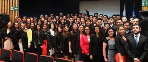 Un grupo diverso de personas posando juntas en un evento formal.