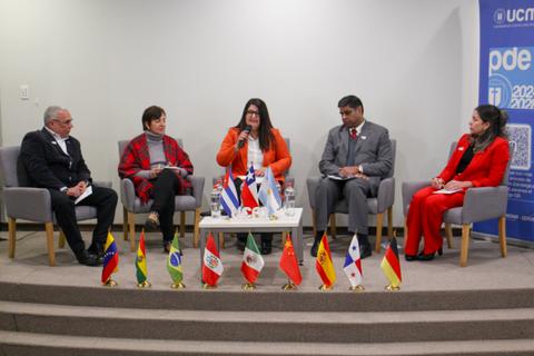 Panel de discusión con representantes de varios países en una universidad chilena.