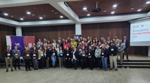 Un grupo numeroso de personas sonrientes posando juntas en un evento en Chile.