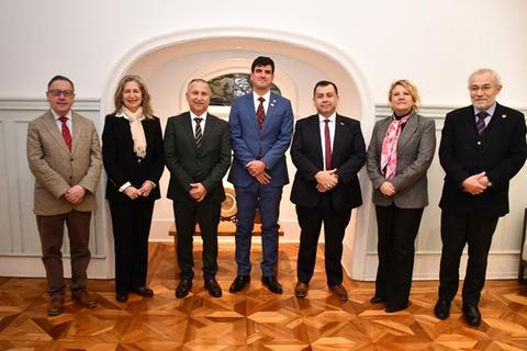 Un grupo de personas posando en un ambiente formal en Chile.
