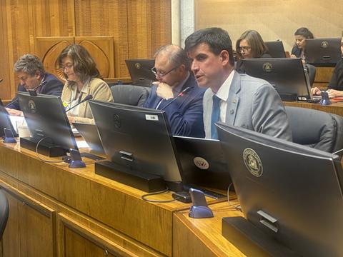 Una reunión de trabajo en el Congreso chileno con varios parlamentarios discutiendo asuntos importantes.