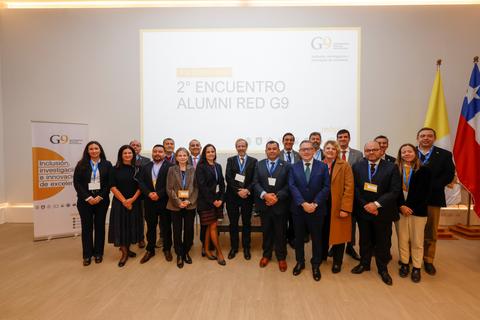 Un grupo de profesionales se reúne en el 2º Encuentro Alumni Red G9 en un ambiente formal.