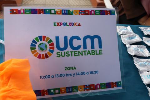Es un cartel del evento Expoludica que promociona la zona UCM Sustentable con horarios específicos.