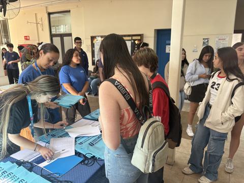 Un grupo de estudiantes interactuando en un evento escolar.