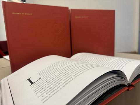 Libros de historia de Chile con una presentación elegante y páginas abiertas.