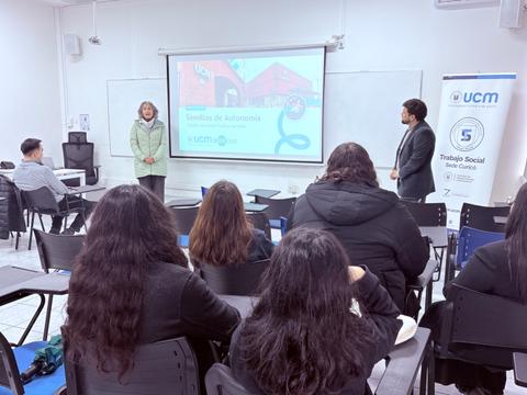 Una presentación en una sala de clases con estudiantes atentos a un tema sobre autonomía.