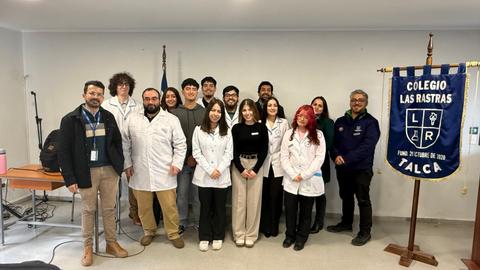 Grupo de estudiantes y profesores en el Colegio Las Rastras mostrando su orgullo y entusiasmo.