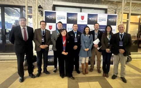 Un grupo de personas posando frente a un fondo con logotipos de CORFO y NEXO.