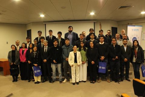 Foto grupal de estudiantes y profesores en un evento académico en Chile.