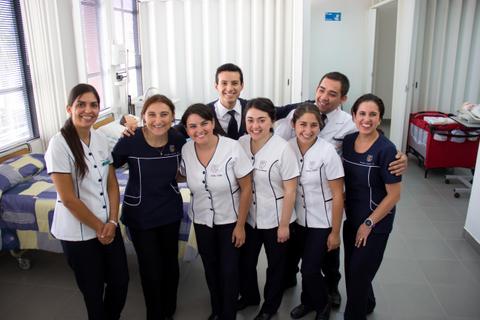 Un grupo de profesionales de la salud posando en un hospital.