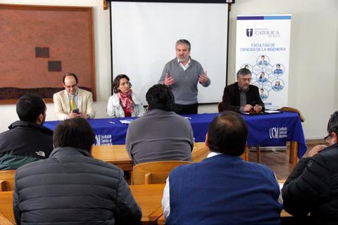 Una reunión académica con varios ponentes frente a una audiencia sentada.