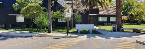 Una vista de un área con edificios oscuros, árboles y espacios verdes.