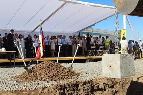Inauguración de un proyecto de construcción al aire libre con una carpa y una multitud de asistentes.