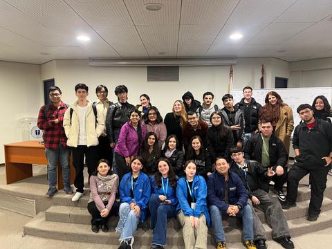 Un grupo de estudiantes posando juntos en un evento escolar.