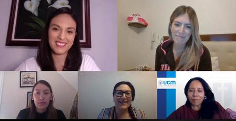 Un grupo de cinco mujeres sonriendo y participando en una videollamada.