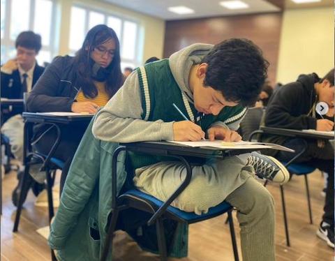 Un grupo de estudiantes está realizando un examen en un aula.