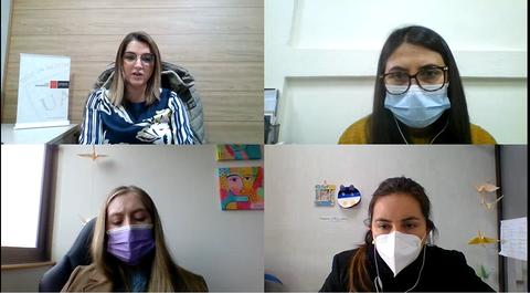 Cuatro mujeres participan en una videoconferencia, cada una con una mascarilla en un entorno de trabajo.