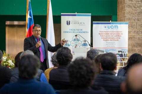 Un conferencista presenta en un evento sobre innovación en ingeniería frente a una audiencia.