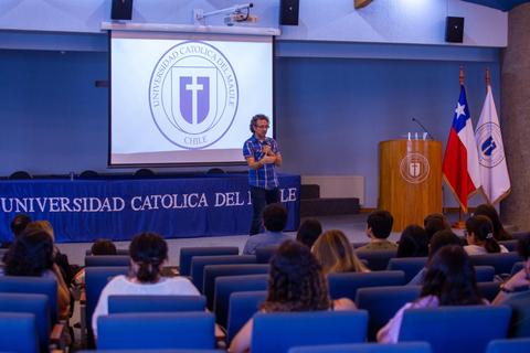 Un conferencista se presenta ante un grupo de estudiantes en un salón de la Universidad Católica del Maule en Chile.