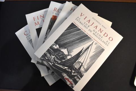 Un conjunto de libros sobre la exploración del estrecho de Magallanes.