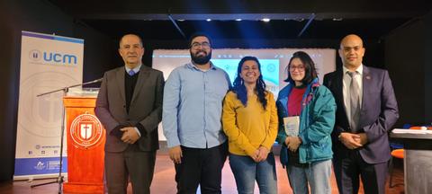 Grupo de personas posando en un evento institucional.