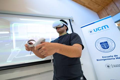 Un estudiante usando realidad virtual en una clase de bioingeniería.